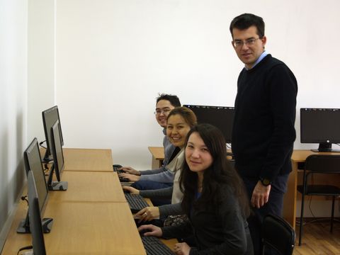 Foto de Sergio Luján con los estudiantes
