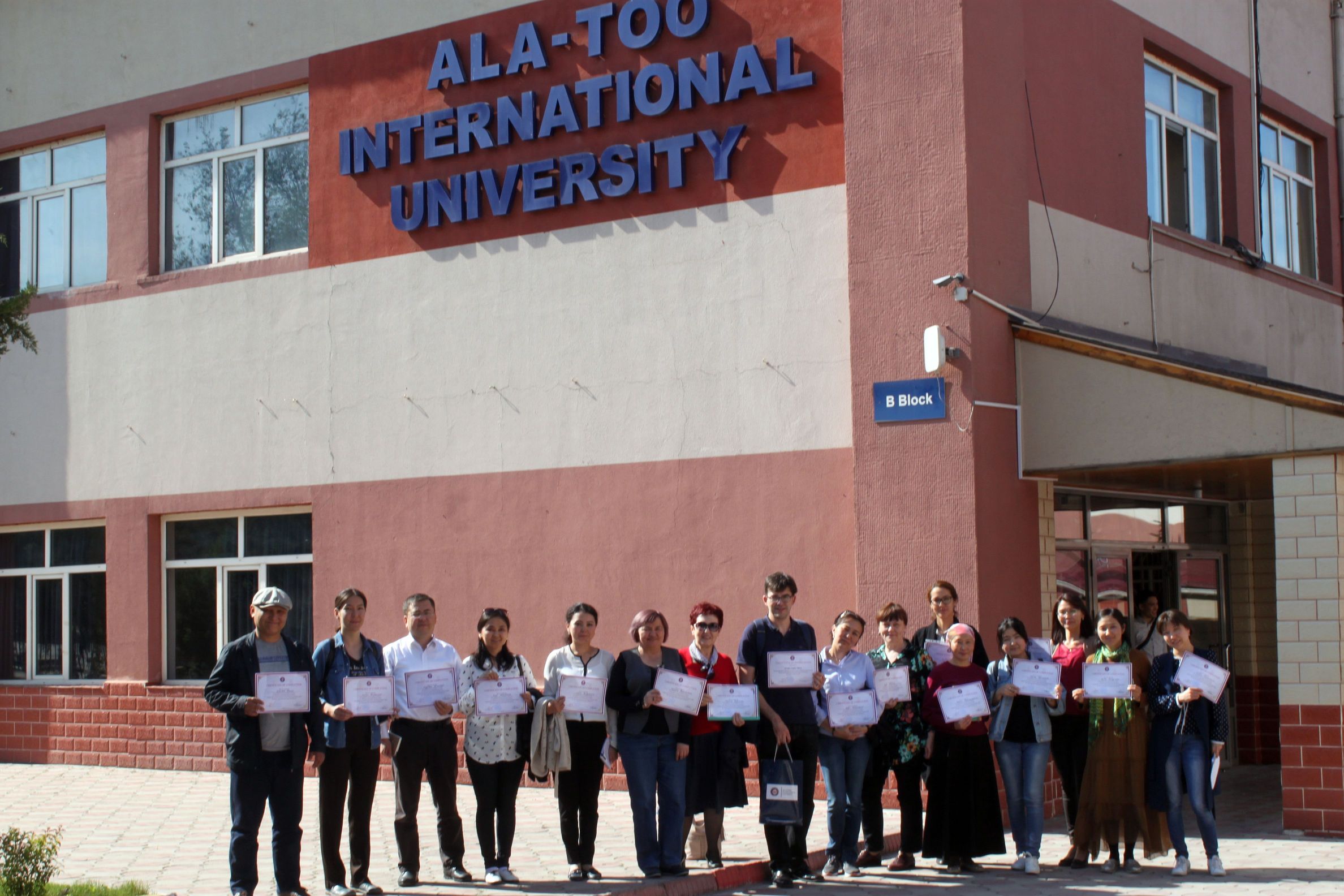 Students with diploma at the end of the seminar