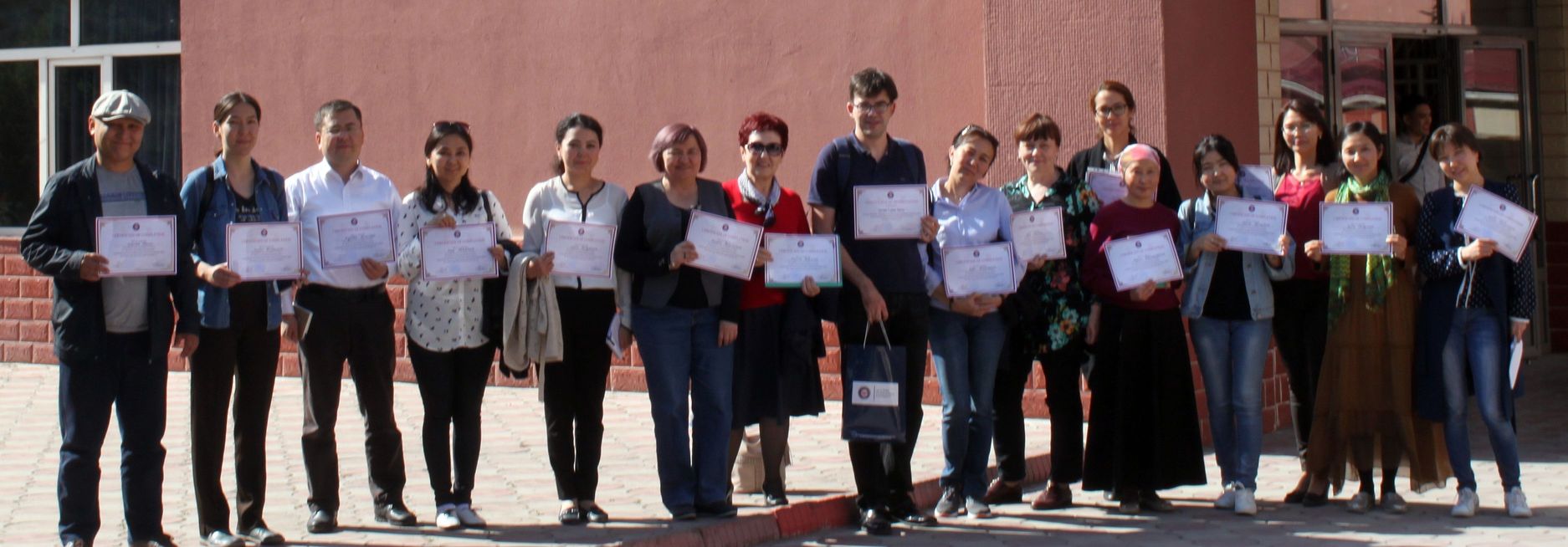 Students with diploma at the end of the seminar